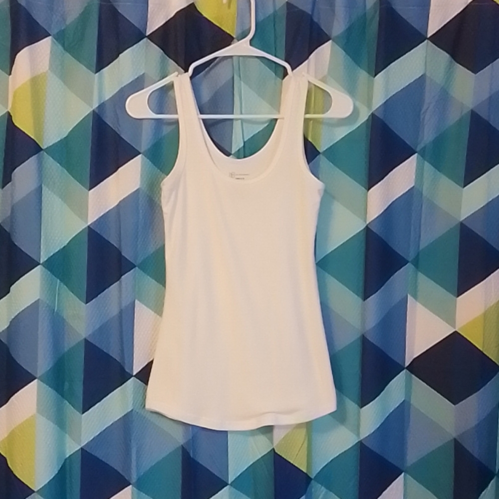Women's white fitted tank top